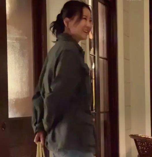 贾玲片场训练照