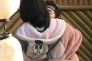 王鹤棣陈钰琪穿卡通睡衣拍吻戏引热议，恋情疑云再起