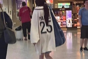 杨幂低调现身香港探女 小糯米近况引关注