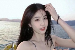 白鹿出海游玩照曝光 豹纹吊带展现曼妙身姿