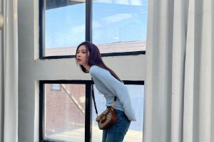 宋妍霏私服穿搭：复古针织衫搭配牛仔裤的时尚秘诀