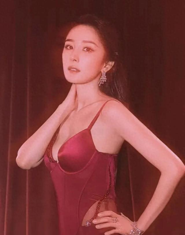 杨幂代言维多利亚的秘密