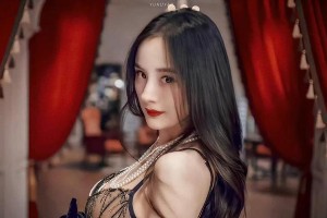 杨幂维密大片惊艳亮相，黑红撞色造型绝美