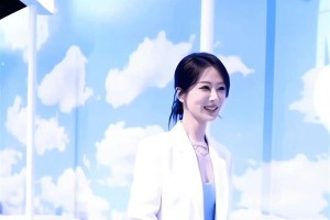 杨紫成都蓝毯惊艳亮相，秋衣穿搭引爆热搜