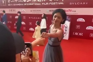 周也被指耍大牌事件反转：明星与普通人的关系思考