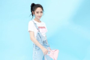 邢菲写真穿搭盘点：25岁穿白T背带裤美到发光