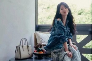 杨紫西湖游玩美照曝光，32岁逆龄状态惊艳网友