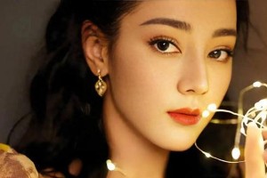 迪丽热巴臭美被抓包，女神尴尬瞬间太可爱