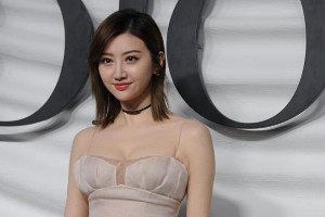 景甜李艺彤造型对比：脸平女星如何避免踩雷