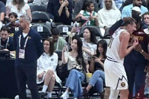 刘亦菲现身NBA季前赛阿布扎比站观战