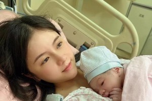 95后辣妈Aurora四胎得子引争议，五年生四娃为拼男宝？