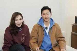 韩庚卢靖姗合体亮相，卢靖姗小肚子明显疑怀二胎